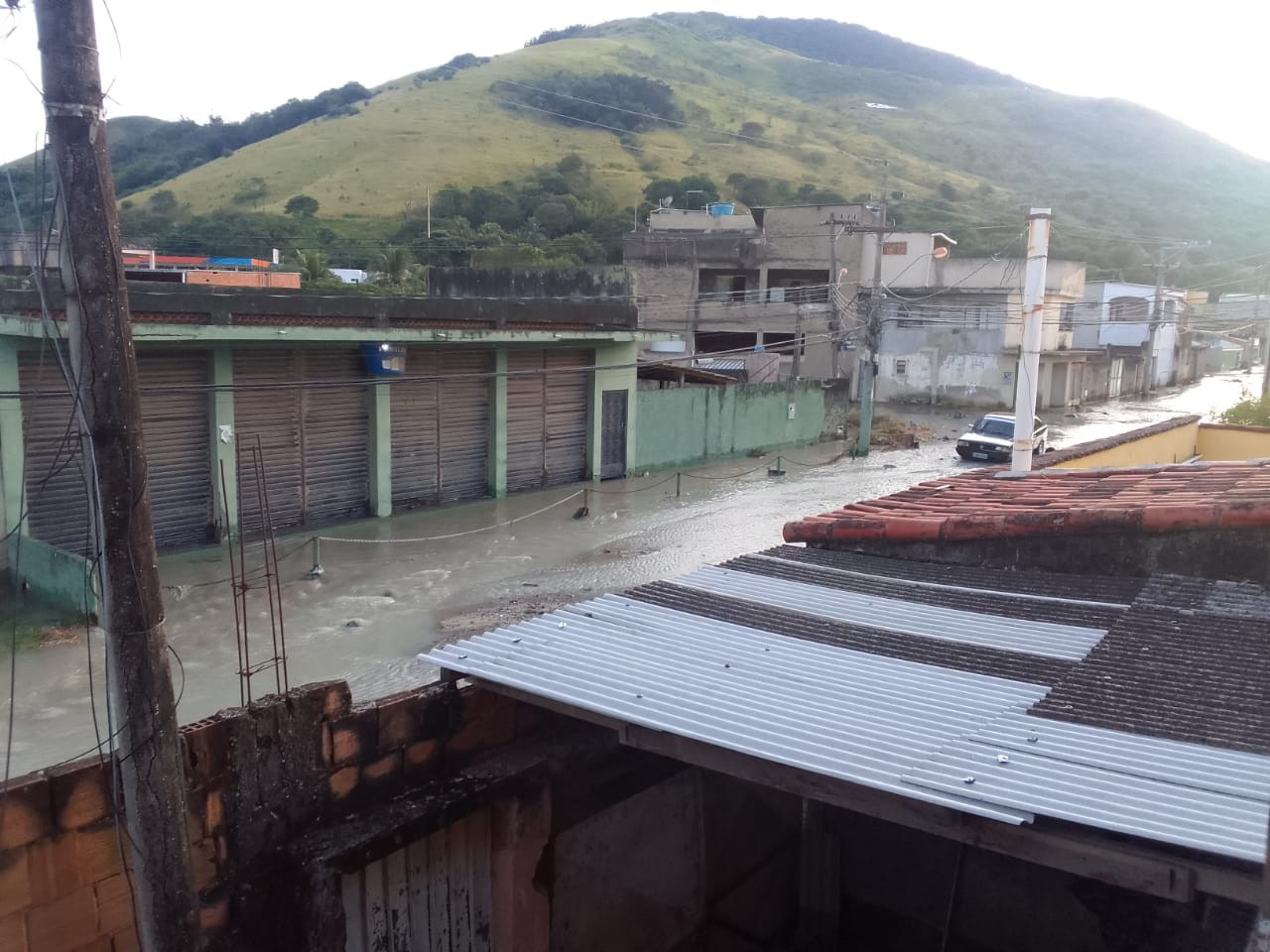 Tubulação estoura e alaga casas em Nova Iguaçu, RJ