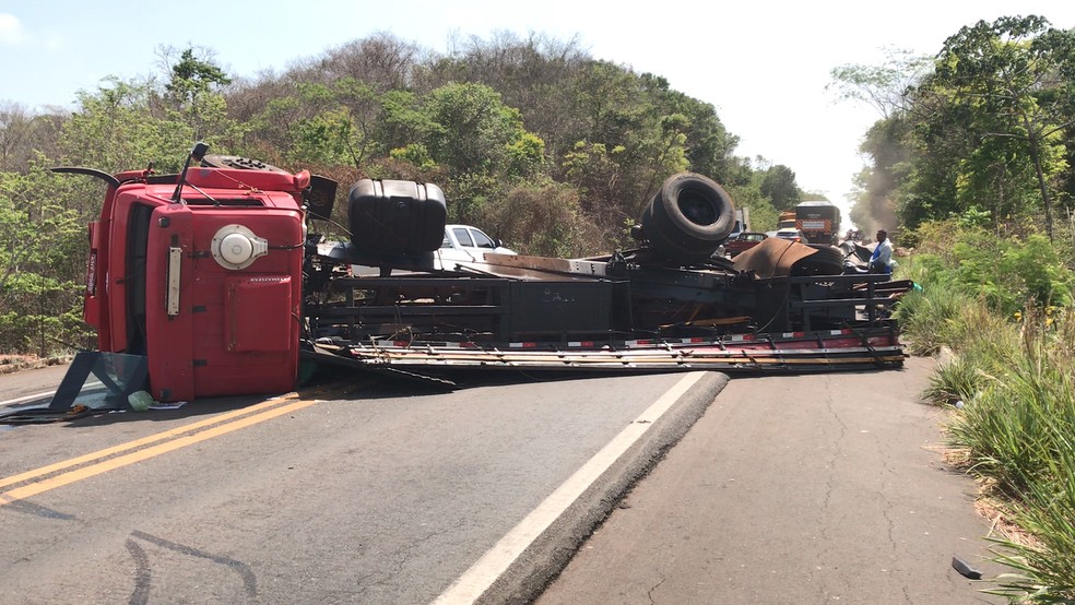 Caminhão colidiu em carreta e tombou em seguida na BR-343 — Foto: Reprodução/TV Clube