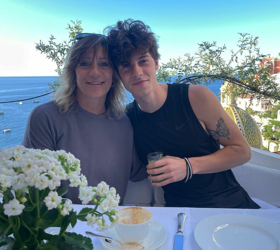 Shawn Mendes com a mãe em Capri, na Itália (Foto: Reprodução / Instagram )