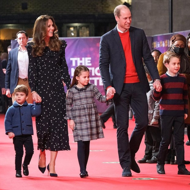 Príncipes George, Charlotte e  Louis encantam em tapete vermelho com Kate Middleton e William (Foto: Reprodução/Instagram)