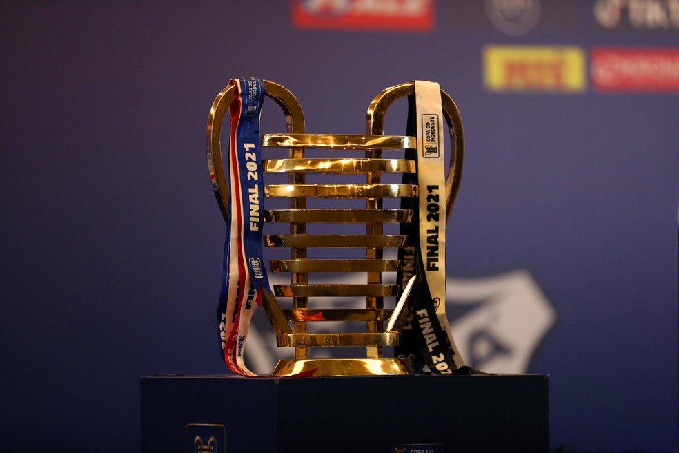 Troféu da Copa do Nordeste — Foto: Felipe Oliveira / EC Bahia / Divulgação