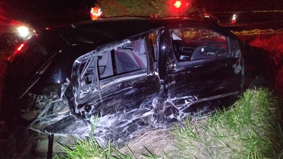 Motorista embriagado perdeu o controle do veículo e atingiu outro carro em Quintana  — Foto: Polícia Rodoviária / Divulgação 