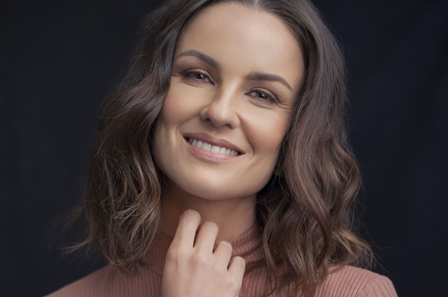 Carolina Kasting lan&ccedil;a exposi&ccedil;&atilde;o de fotografia e fala do filho de 1 ano: 'Desejei muito'