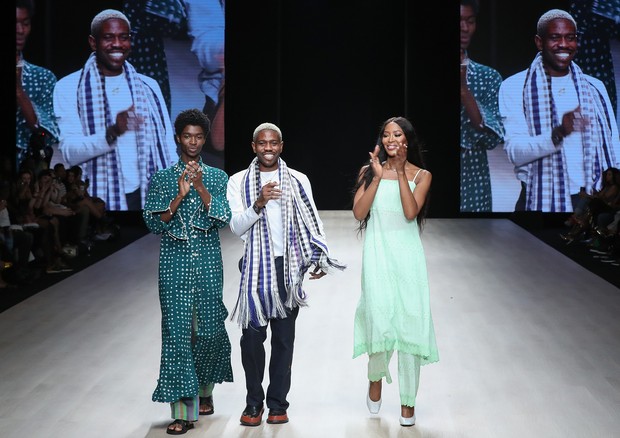 Kenneth Ize e Naomi Campbell durante o Arise Fashion Week em 20 de abril de 2019 em Lagos, na Nigéria. (Foto: Bennett Raglin / Getty Images)