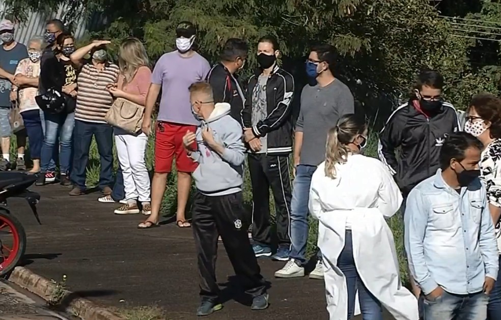 Moradores aproveitaram a testagem em massa da prefeitura para descobrir se tinham coronavírus — Foto: TV TEM/Reprodução