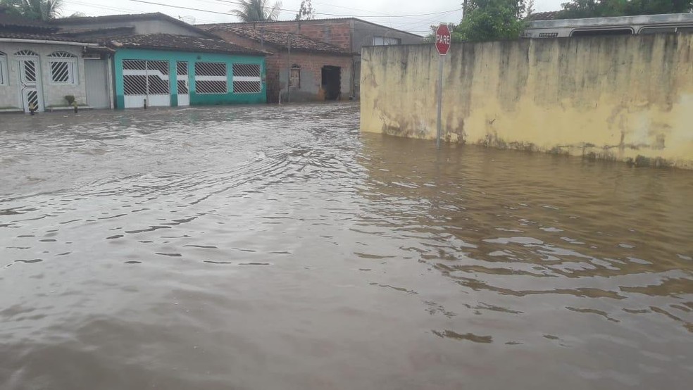 Rio transborda durante chuvas e deixa cerca de 1 mil pessoas desabrigadas em Cardeal da Silva, na Bahia. — Foto: SUDEC