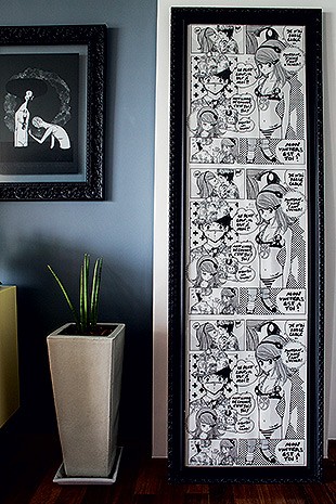 Sala de estar | Fã de cultura japonesa, Camila enquadrou o  papel de parede inspirado em mangá, feito pelo estilista francês Jean-Charles de Castelbajac e trazido de viagem ao exterior (Foto: Lufe Gomes/Casa e Jardim)