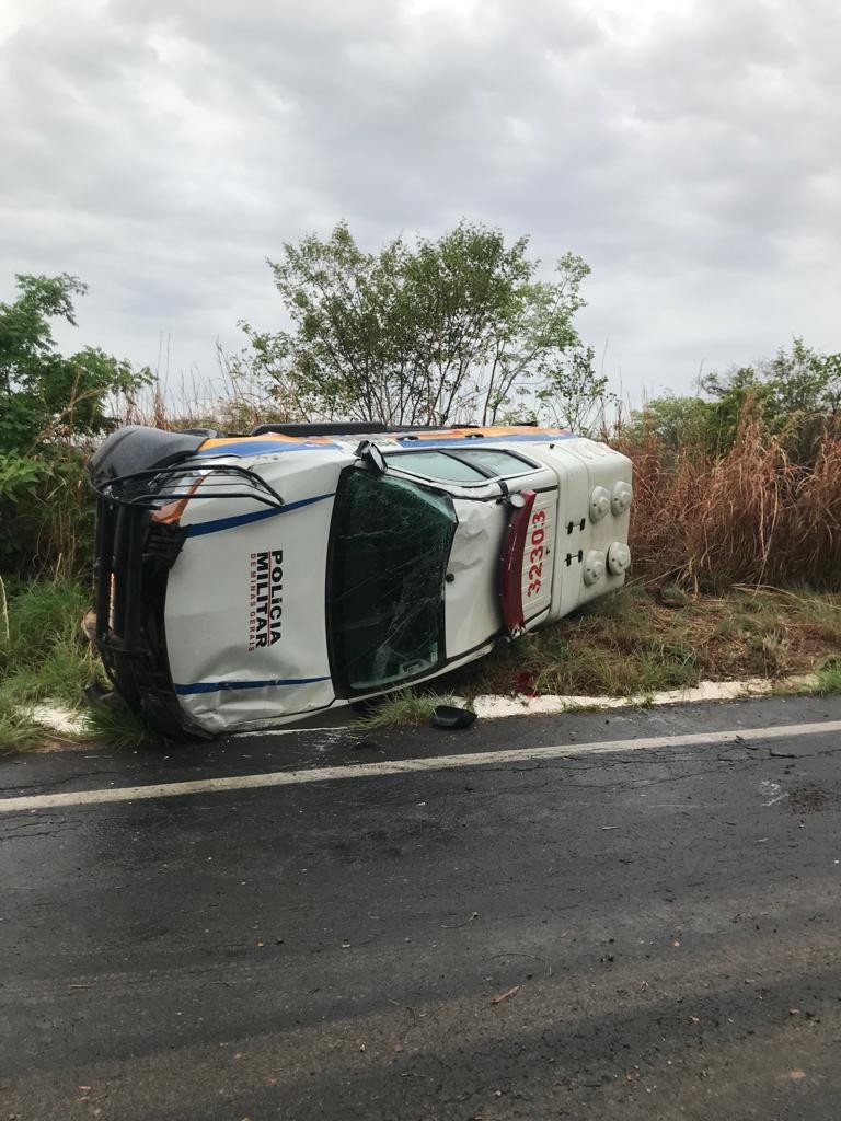 Viatura capota e dois policiais ficam feridos na MG-135, em Lontra
