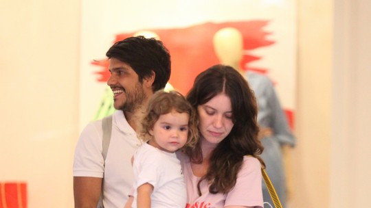 Nathalia Dill passeia com o marido e a filha em shopping no Rio