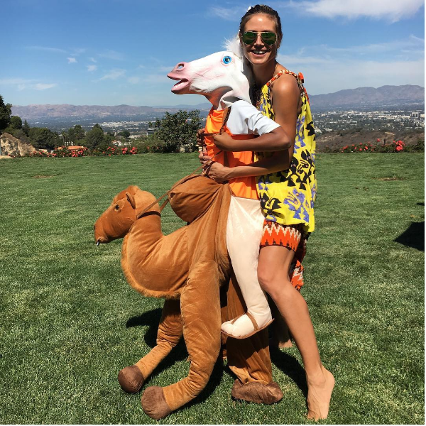 A modelo Heidi Klum brincando com um de seus filhos (Foto: Instagram)