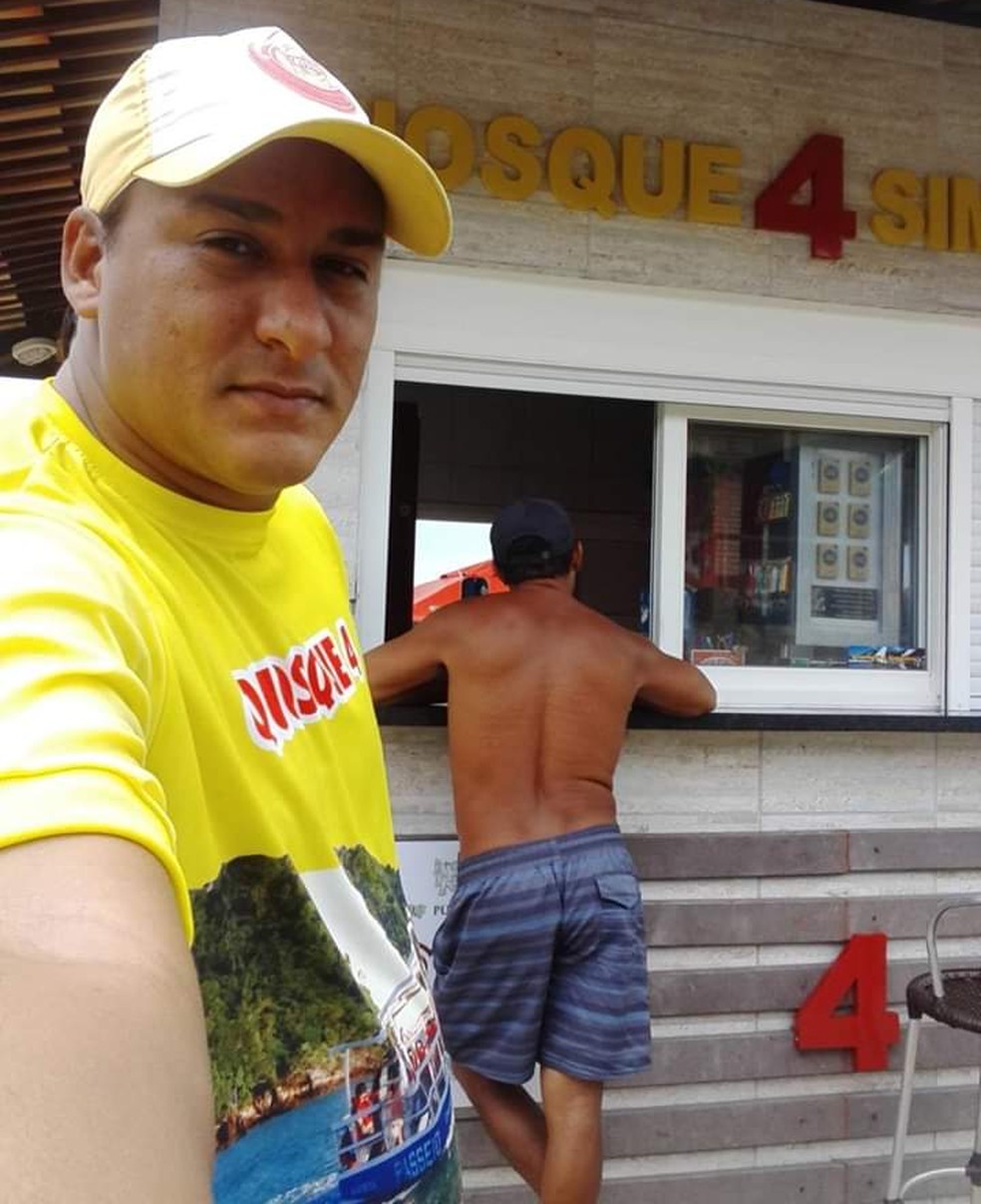 Alexandro '&Iacute;ndio' &eacute; funcion&aacute;rio do Quiosque 4 que est&aacute; fechado assim como todos os outros da orla de Ponta Negra &mdash; Foto: Cedida