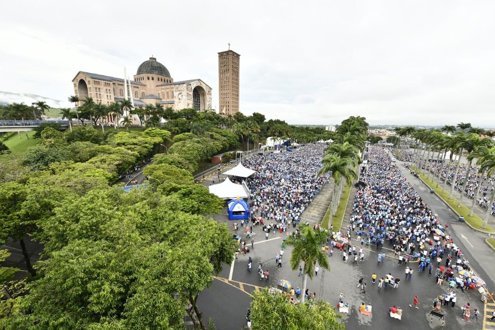 Terço dos Homens reúne milhares de fiéis para missa no Santuário neste sábado. — Foto: Thiago Leon