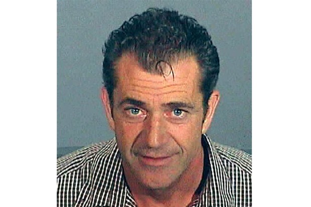 Mel Gibson foi preso em julho de 2006 por dirigir alcoolizado. Em seguida, ele lançou um discurso anti-semita contra os policiais. Mais tarde, em um comunicado, admitiu o erro: "Agi como uma pessoa completamente fora de controle" (Foto: Getty Images )