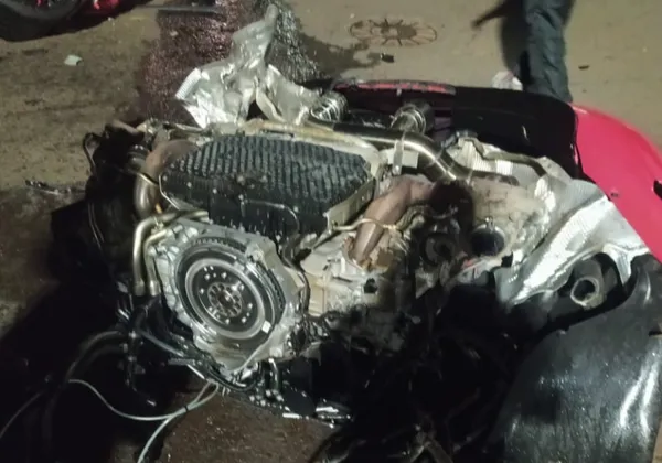 Carro de luxo ficou destruído, em Londrina — Foto: Divulgação