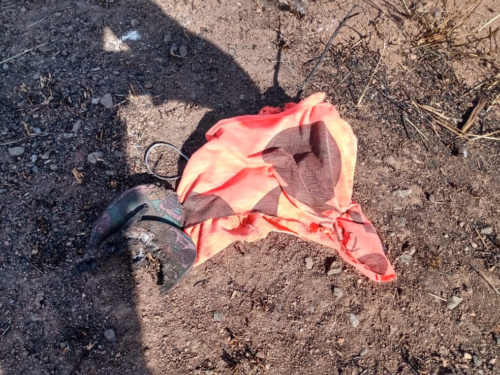 Roupas e um chinelo foram encontrados ao lado do corpo na zona rural de Salto (SP) — Foto: Divulgação/Polícia Civil