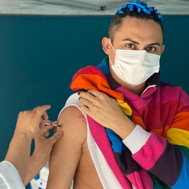 Silvero Pereira toma vacina contra Covid (Foto: Reprodução/Instagram)