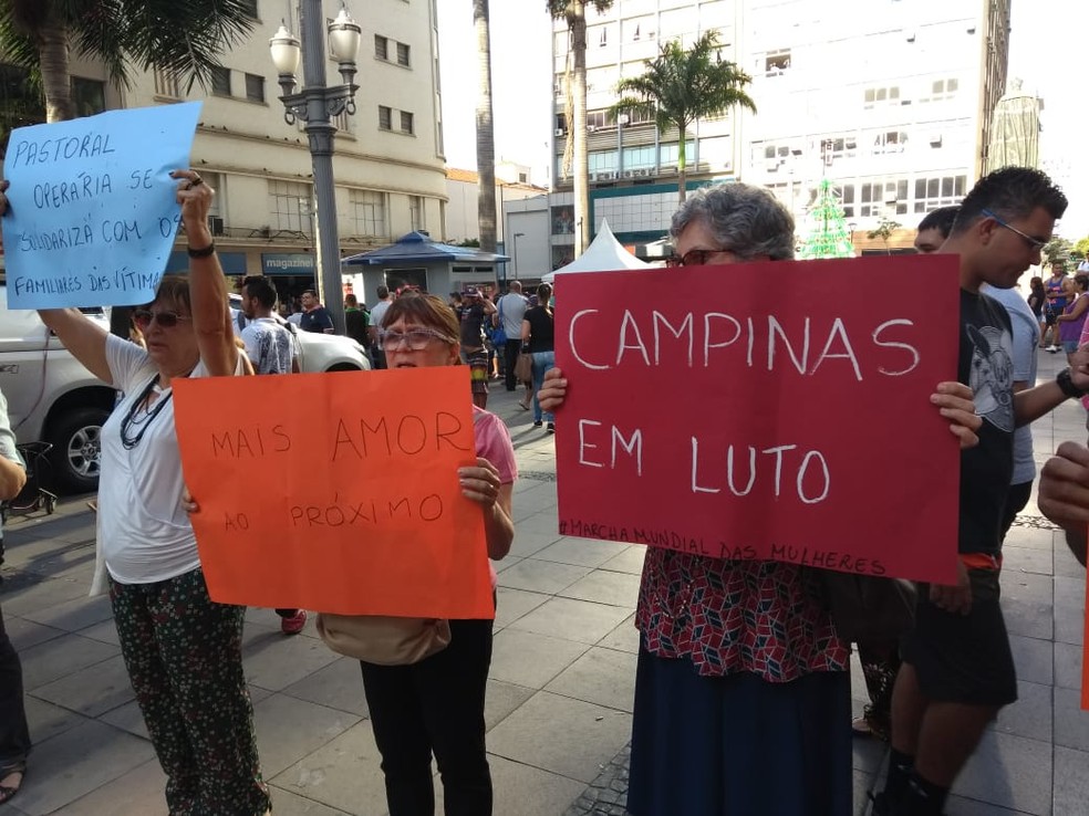 Moradores levaram cartazes após tragédia na Catedral de Campinas — Foto: Fernando Evans / G1