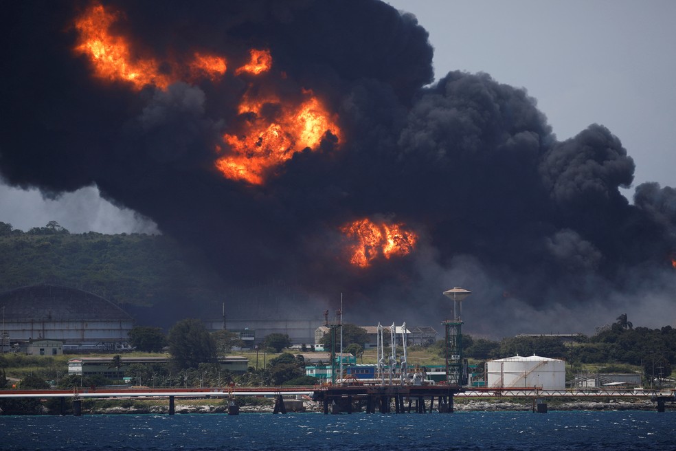 Fumaça de incêndio em Matanzas, em Cuba, em 6 de agosto de 2022 — Foto: Alexandre Meneghini/Reuters