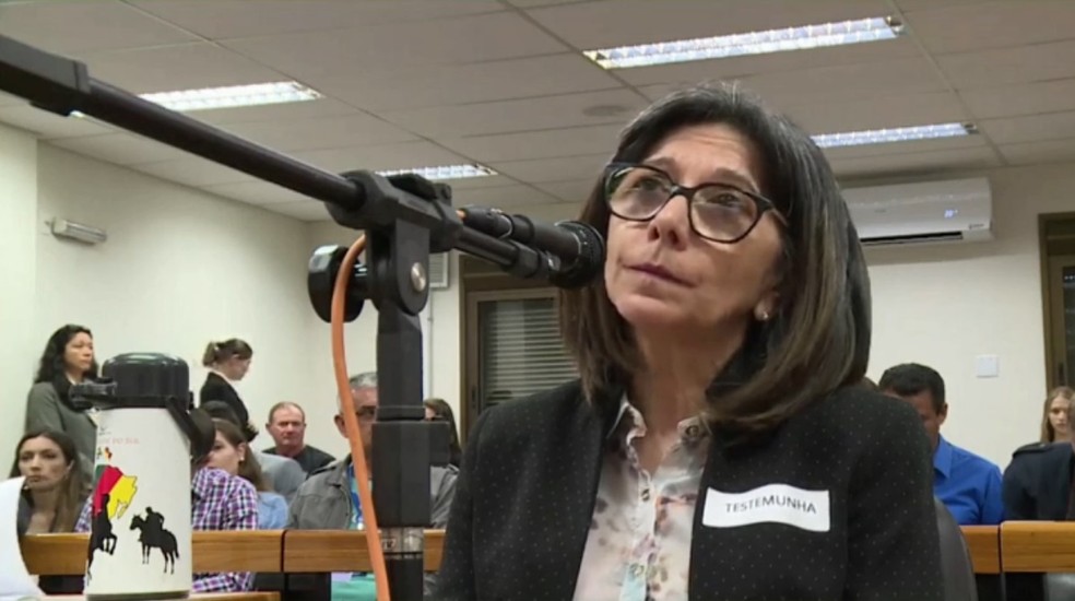 Testemunha Juçara presta depoimento no segundo dia de julgamento do caso Bernardo — Foto: Reprodução/TJ-RS
