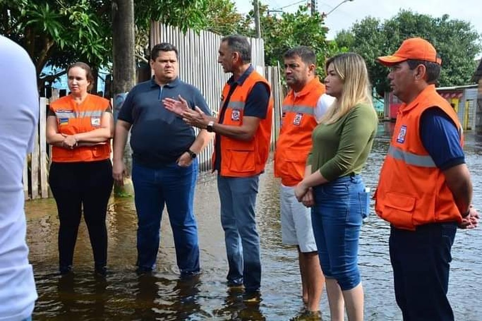 Davi Alcolumbre em agenda no Amapá neste domingo, antes de helicóptero em que ele estava fazer pouso forçado — Foto: Divulgação