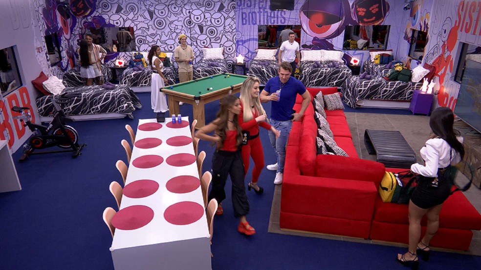 Larissa chega mandando recado para ex-brothers &mdash; Foto: Globo
