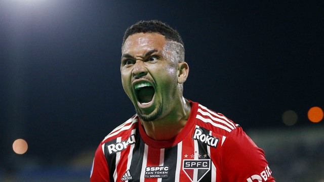 Luciano comemora o terceiro do São Paulo diante da Universidad Católica