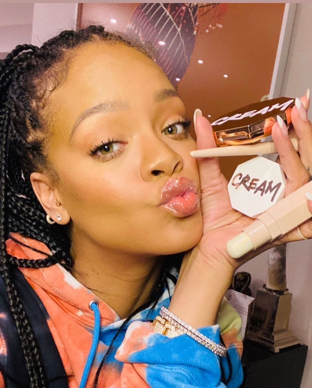 Rihanna e os produtos de sua marca Fenty Beauty (Foto: reprodução Instagram @fentybeauty)
