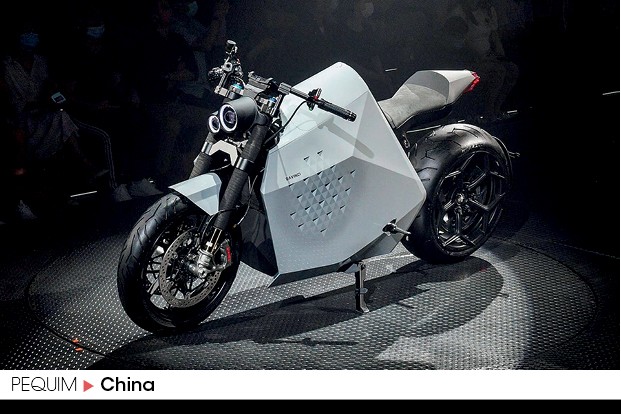 Além do Vale - A DC100, motocicleta da chinesa Davinci Tech, tem o máximo de tecnologia embarcada possível para ajudar no controle veicular (Foto: Divulgação)