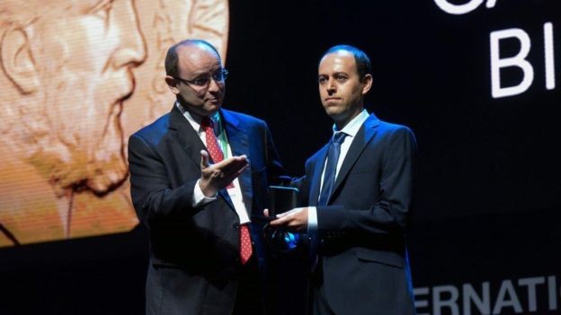 Filhos de pais que não tiveram educação formal, Birkar acabou se formando na Universidade de Teerã e aos 40, recebendo uma das medalhas mais prestigiosas de matemática (Foto: AFP/via BBC News Brasil) Filhos de pais que não tiveram educação formal, Birkar acabou se formando na Universidade de Teerã e aos 40, recebendo uma das medalhas mais prestigiosas de matemática (Foto: AFP/via BBC News Brasil)