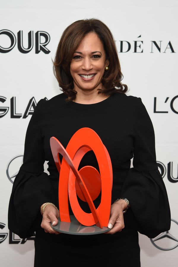 NEW YORK, NY - NOVEMBER 12: Kamala Harris poses backstage at the 2018 Glamour Women Of The Year Awards: Women Rise on November 12, 2018 in New York City.  (Photo by Dimitrios Kambouris/Getty Images for Glamour) (Foto: Getty Images for Glamour)