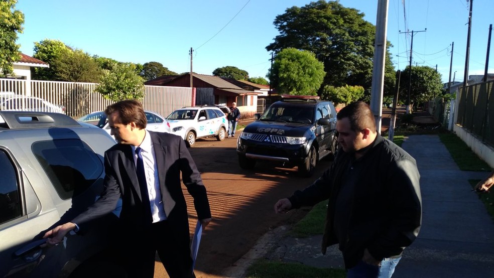 Procurador jurÃ­dico de Luiziana Thiago Slongo ( de jaqueta preta) foi preso na manhÃ£ desta quarta-feira (18) (Foto: FÃ¡bio Linjardi/RPC)