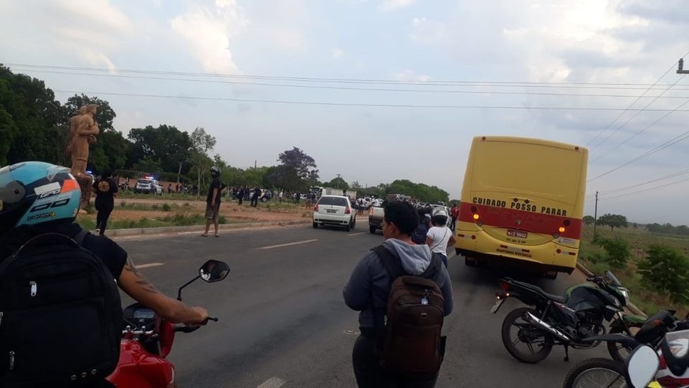 Usuários do transporte coletivo fazem uma manifestação e bloqueio da rodovia MT-040, em Santo Antônio de Leverger — Foto: Divulgação