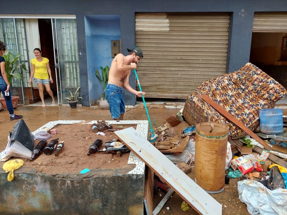 Morador retira móveis e objetos destruídos após casa alagar em Cacoal — Foto: Rauã Araújo/Rede Amazônica