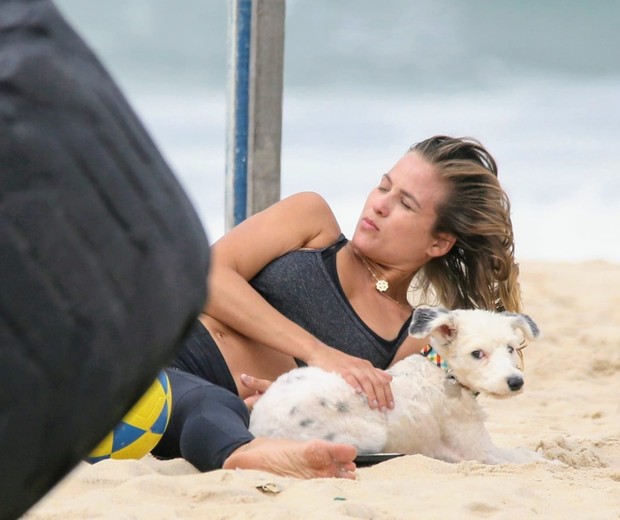 Luiza Valdetaro treina na companhia de cãozinho de estimação (Foto: Daniel Delmiro/AgNews)