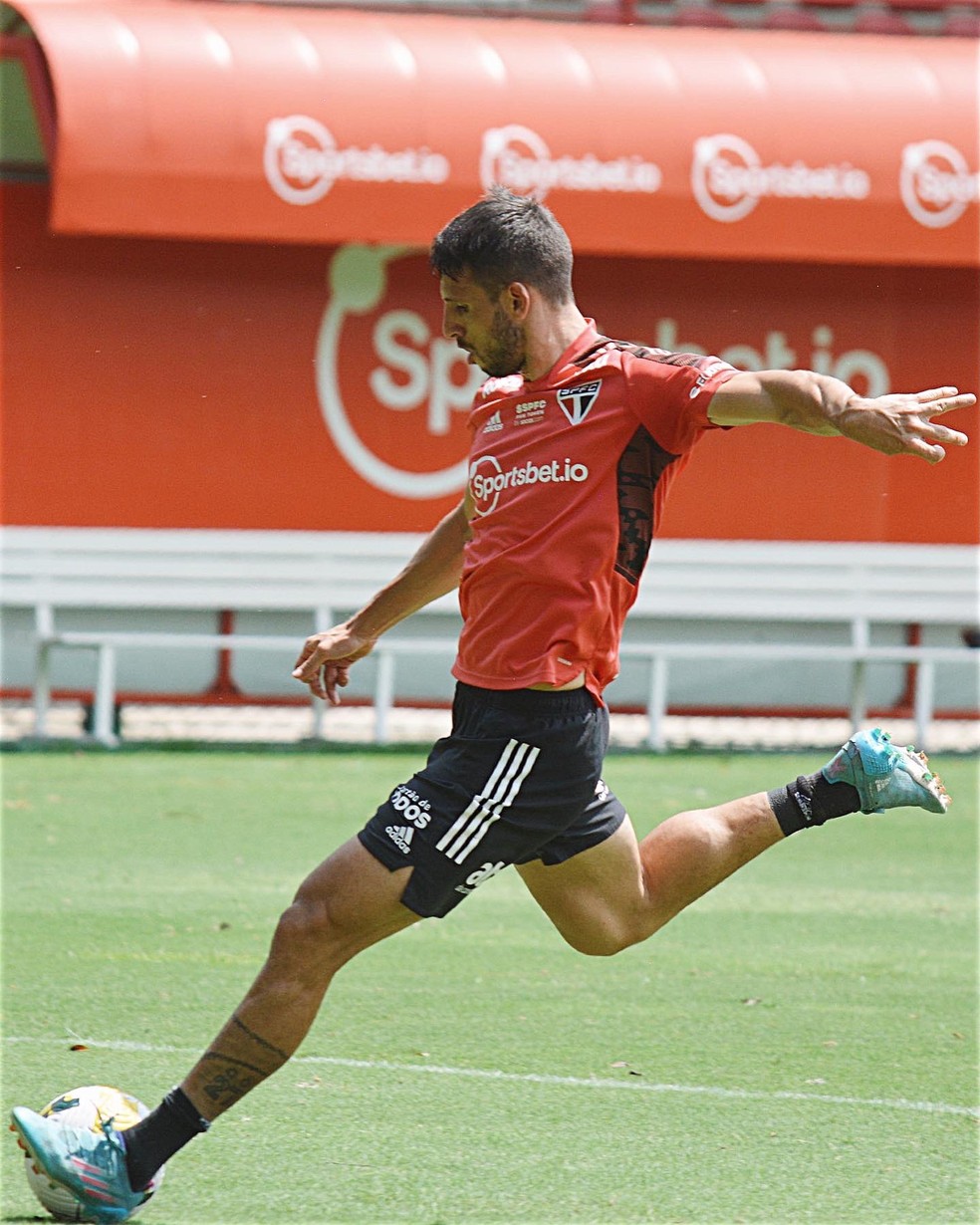 Calleri durante o treino do São Paulo nesta terça — Foto: São Paulo FC