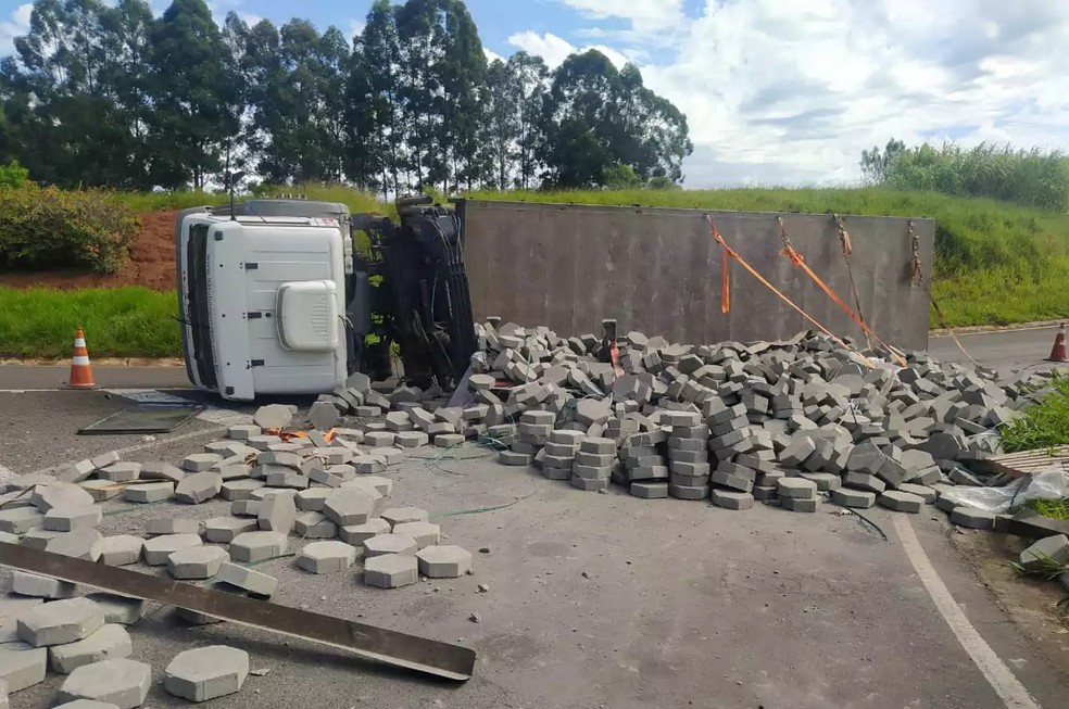 Caminhão tomba e espalha lajotas de concreto em vicinal entre Piraju e Tejupá — Foto: Portal do Sudoeste Paulista/Divulgação