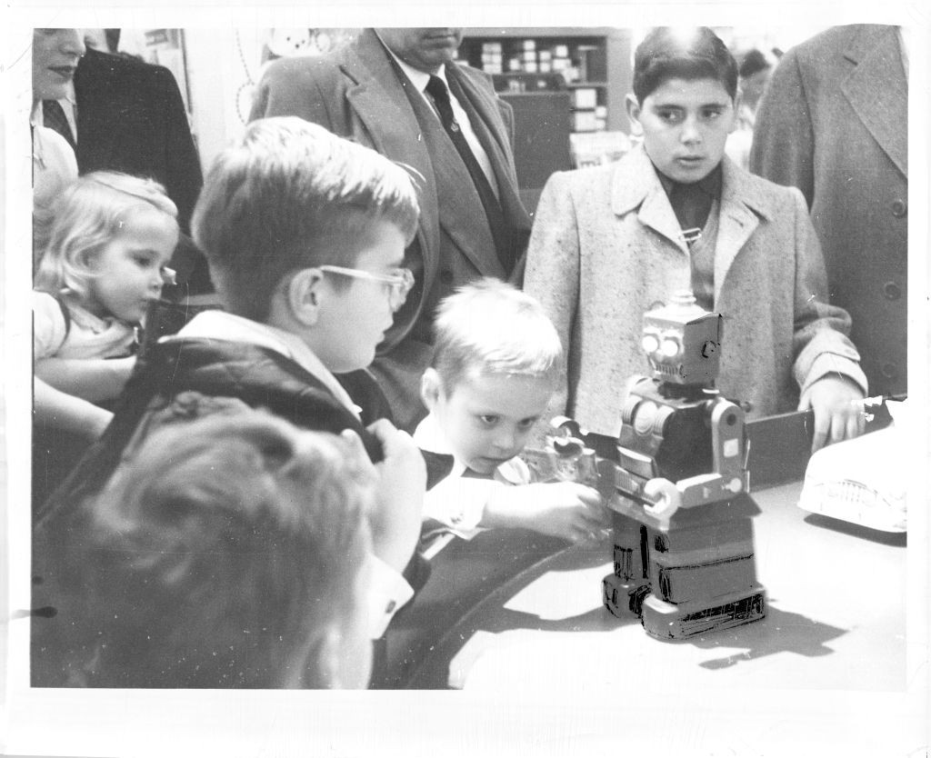 Children looks over junior size robot in department store and trying to decide whether they want it for Christmas. December 25, 1955. (Photo by Anthony Calvacca/New York Post Archives /(c) NYP Holdings, Inc. via Getty Images) (Foto: The New York Post via Getty Imag)
