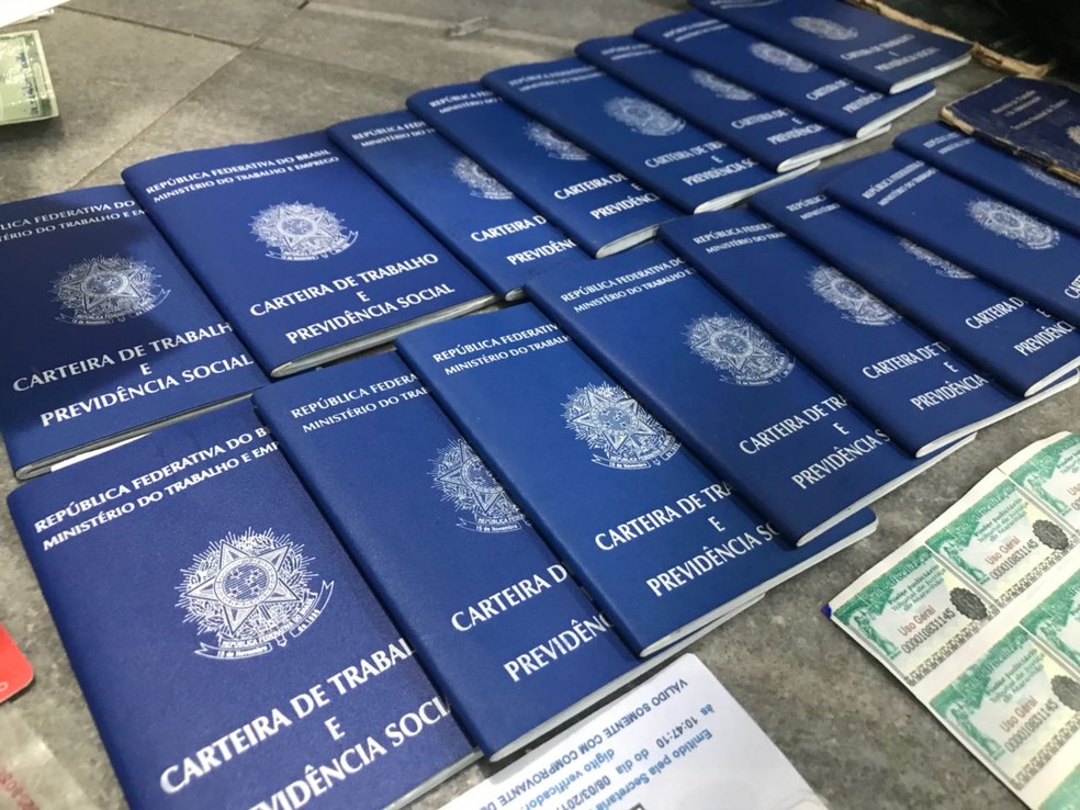 Cinco pessoas foram presas suspeitas de falsificar carteiras de trabalho e documentos de indetidades (Foto: Clayton Carvalho/Inter TV Cabugi)