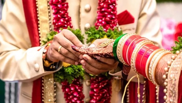 Casamento indiano muitas vezes pode ser luxuoso, com milhares de convidados (Foto: GETTY IMAGES via BBC)