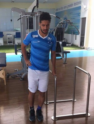 Sem previsão de retorno após cirurgia, Léo reforça a torcida do Cruzeiro
