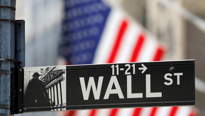 Placa de Wall Street em frente à Bolsa de Nova York, na cidade de Nova York, EUA. (Foto:  REUTERS/Andrew Kelly)