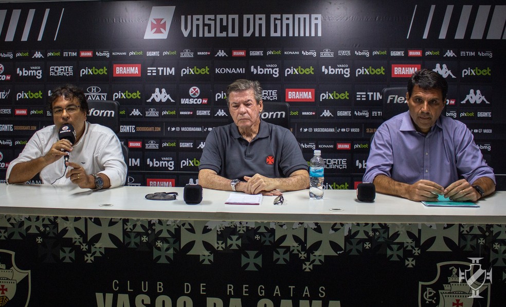 Adriano Mendes, Jorge Salgado e Roberto Duque Estrada em coletiva do Vasco — Foto: João Pedro Isidro/Vasco