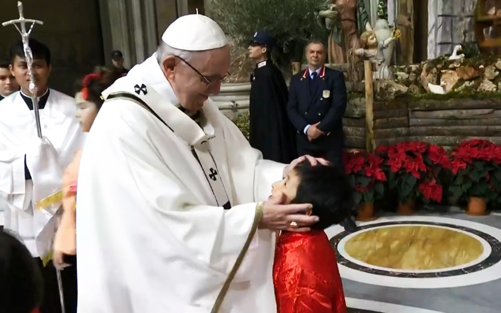 Papa Francisco abençoa criança durante a Missa do Galo — Foto: Reprodução