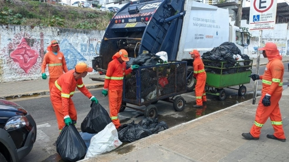 Garis trabalham na limpeza p&uacute;blica em Natal (Arquivo) &mdash; Foto: Urbana/Divulga&ccedil;&atilde;o
