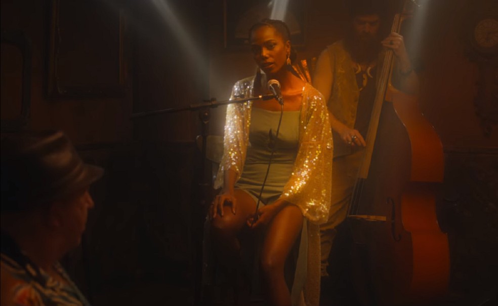 Camila é uma sereia que canta no bar da personagem Inês — Foto: Divulgação/Netflix
