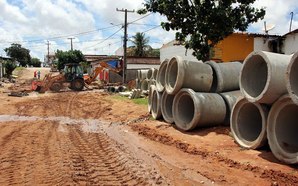 Obra de saneamento na Zona Norte de Natal â€” Foto: Alex RÃ©gis/PMN