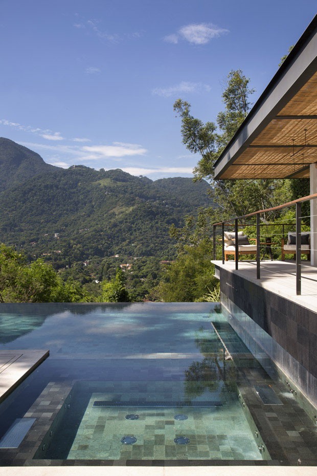 Casa com piscina: 14 projetos para inspirar mudanças na área externa (Foto:  Denilson Machado/MCA Estúdio/Divulgação)