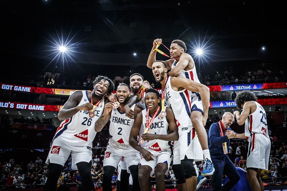 França celebra o bronze — Foto: Divulgação/FIBA