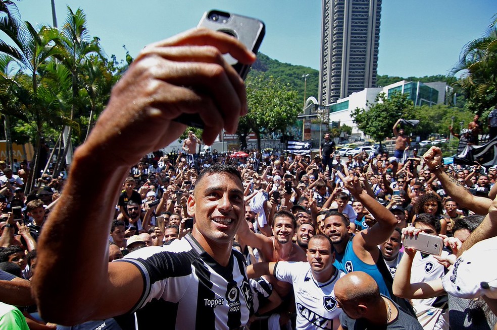 Em sua apresentação, Diego tirou muitas selfies com a galera alvinegra — Foto: Vitor Silva / SS Press / BFR