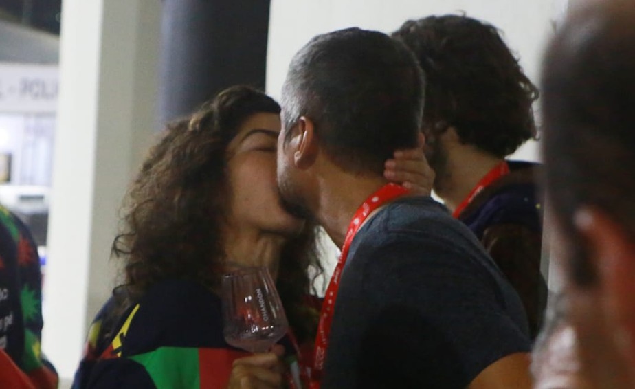 Bela Gil troca beijos com o cineasta Ernani Nunes